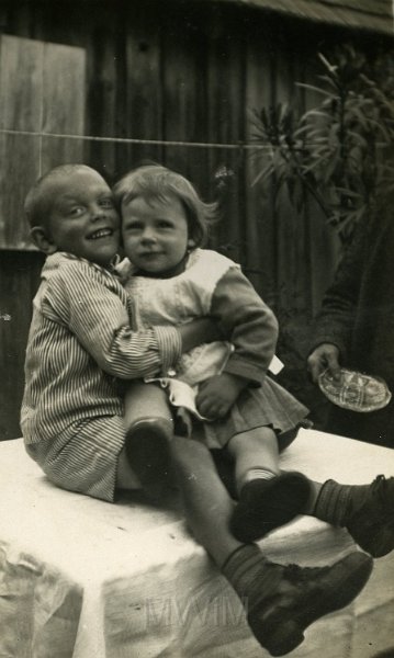 KKE 4174-26.jpg - Eugeniusz Zabagoński z siostrą Aleksandrą, lata 30 XX wieku.